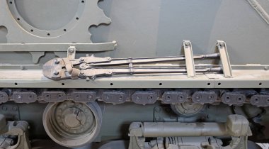 Askeri bir araçta büyük cıvata keskisi, seçici odaklı.