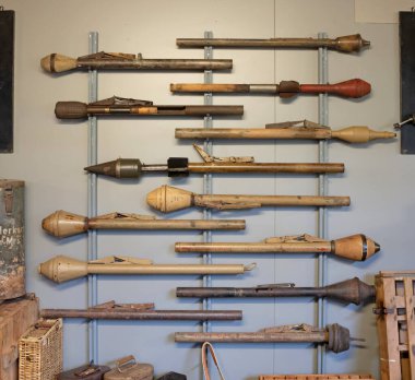 Overloon, Hollanda, 30 Temmuz 2020: Farklı dönemlerden kalma eski tanksavar roketleri koleksiyonu