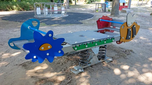 Современная Красочная Детская Площадка Общественном Парке Качели — стоковое фото