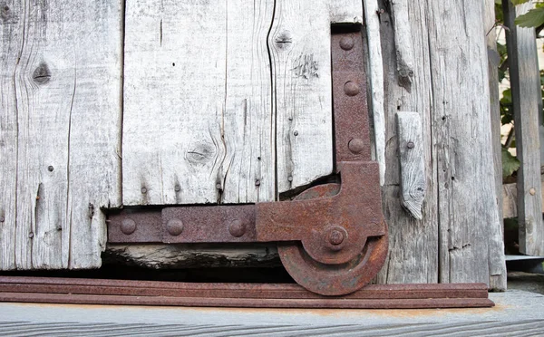 Distressed Barn Board Door Selective Focus Rusted Wheel — Stock Photo, Image