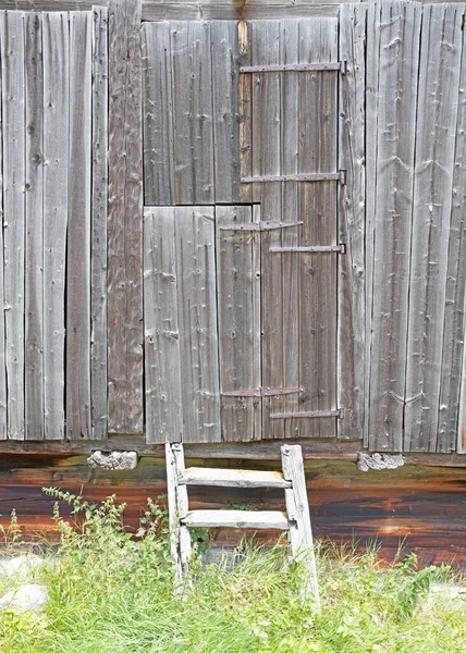 Krátké Dřevěné Schody Staré Dřevěné Chaty Švýcarsku — Stock fotografie