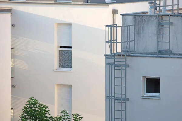 Fuga Incêndio Escadas Metal Levando Para Baixo Edifício Tijolo Moderno — Fotografia de Stock