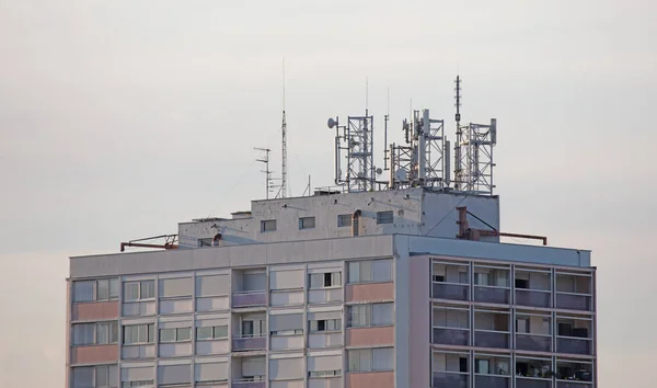 Campo Antenna Comunicazione Sul Tetto Degli Appartamenti Francia — Foto Stock