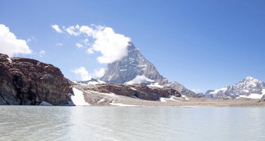 Matterhorn, İsviçre Alplerinin simgesel amblemi, yaz mevsimi.