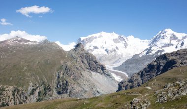 Zermatt, İsviçre, dağlar, nehirler ve karla çevrili