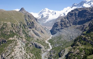 Zermatt, İsviçre, dağlar, nehirler ve karla çevrili