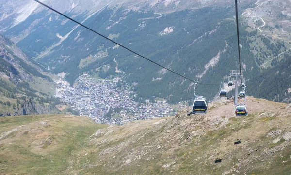 Zermatt Schweiz Juli 2020 Touristen Der Matterhorn Express Seilbahn Warten — Stockfoto