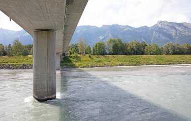 Ren nehri boyunca beton bir köprü boyunca bak.