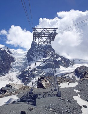 Kablolu araba Matterhorn Buzul Cenneti 'ne gidiyor.