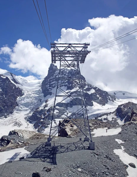Kablolu araba Matterhorn Buzul Cenneti 'ne gidiyor.