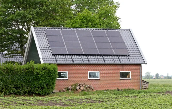 Πράσινη Ενέργεια Του Ηλιακού Συλλέκτη Στην Οροφή Του Σπιτιού Γκαράζ — Φωτογραφία Αρχείου