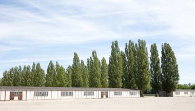 Dachau, Almanya - 13 Temmuz 2020: Dachau toplama kampı, İkinci Dünya Savaşı sırasında Almanya 'da ilk toplama kampı, tarihi binalar ve açık hava.