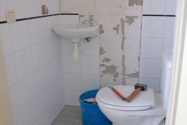 Seramik fayanslar kırılıyor, tadilat yapılıyor, bakım yapılıyor.