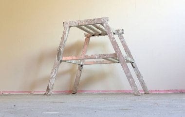 Küçük metal merdiven, çok kirli, yoğun bir şekilde kullanılmış.