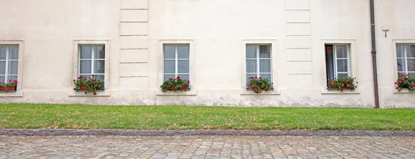 Janelas Uma Parede Branca Ele Janelas Têm Belas Flores Coloridas — Fotografia de Stock