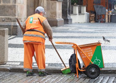 Prag, Çek Cumhuriyeti 8 Temmuz 2020: Prag şehir merkezini temizleyen kadın