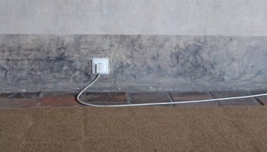 Eski güç soketi ve boyanmış duvarın fişi, seçici odak