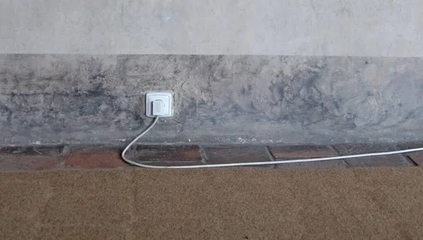 Eski güç soketi ve boyanmış duvarın fişi, seçici odak