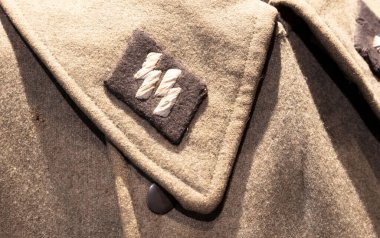 SS kamuflaj üniformasında 2. Dünya Savaşı Alman Waffen-SS askeri nişanı.