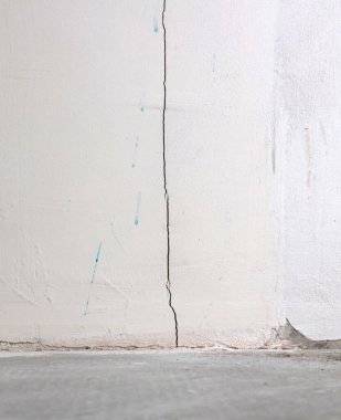 Alçılı duvarda büyük dikey çatlak, bakıma ihtiyacı var.