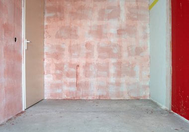 Duvar sıva yapmak, evi yenilemek için hazırlandı.