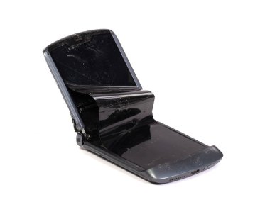 Beyaz arkaplanda kırık ekran katlanabilir akıllı telefon