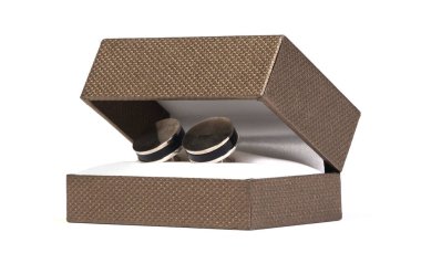 Kutudaki eski gümüş kol düğmeleri, beyaz arka planda, kapat