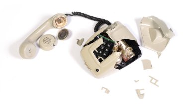 Bozuk eski bir telefonun parçası. Telefon numarası var. Plastik telefon, izole edilmiş.