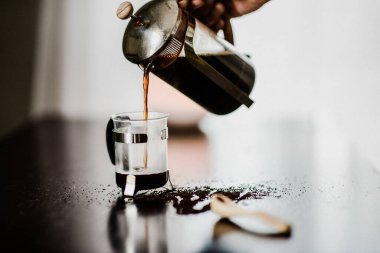 Kahve makinası kahve çekirdekleri ile çevrili kahve dolduruyor..