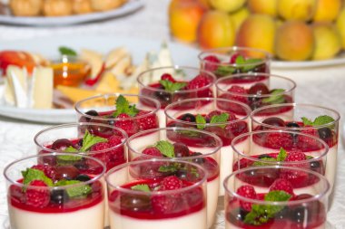 Festival meyve tablosu, içecekler, meyve dilimlenmiş, yüksek yaz, şeftali, tatlı kiraz, çilek, kiraz, atıştırmalıklar, tatlılar