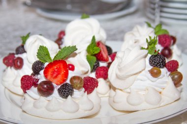 Festival meyve tablosu, içecekler, meyve dilimlenmiş, yüksek yaz, şeftali, tatlı kiraz, çilek, kiraz, atıştırmalıklar, tatlılar