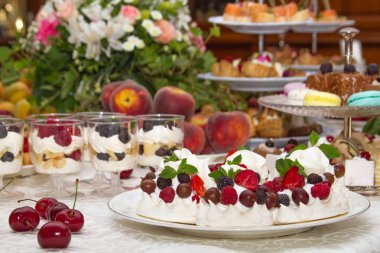 Festival meyve tablosu, içecekler, meyve dilimlenmiş, yüksek yaz, şeftali, tatlı kiraz, çilek, kiraz, atıştırmalıklar, tatlılar