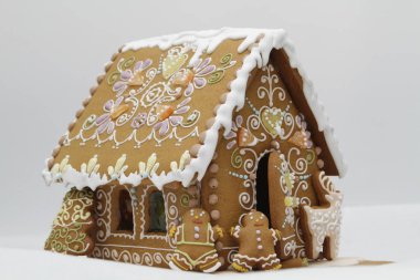 Noel tatlı gingerbread farklı şekillerle Noel tatili için lezzetli tatlı kurabiye evler.