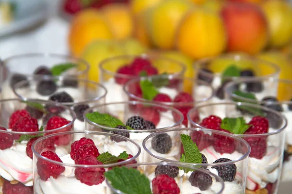 お祝いフルーツ テーブル ドリンク フルーツ スライス 高い夏 甘いサクランボ イチゴ チェリー スナック — ストック写真