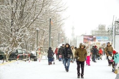 Supporo, Hokkaido, Japonya 12 Şubat 2018: birçok Japon ve yabancı turistler izin Suppolo kar Festivali 2018 yılında Odori park hava iyi bir amaç için yoğun kar yağışı olmamasına rağmen ziyarete gelirler.