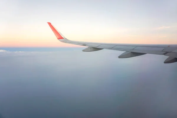 Poza Widoku Okna Airplane Samolot Skrzydło Niebo Zachód Słońca Tła — Zdjęcie stockowe
