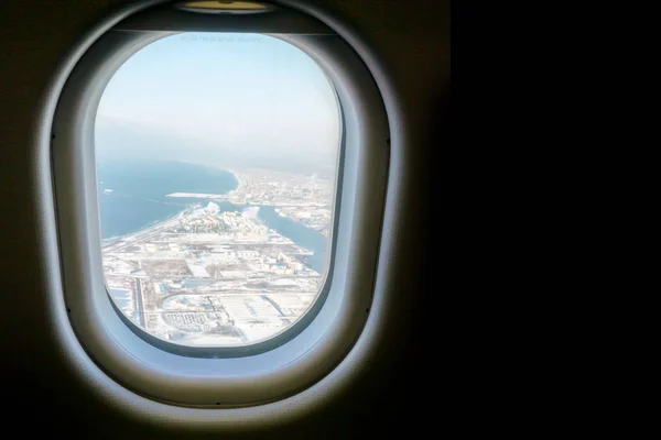 Nahaufnahme Fenster Flugzeug Mit Blauem Und Höherem Hintergrund Der Landschaft — Stockfoto