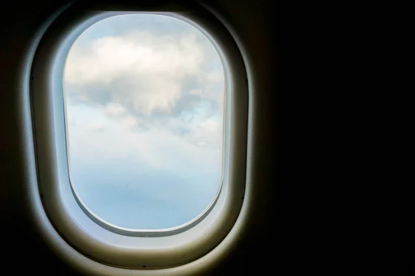 Janela Close Avião Com Vista Céu Azul Fundo Nuvem Branca — Fotografia de Stock