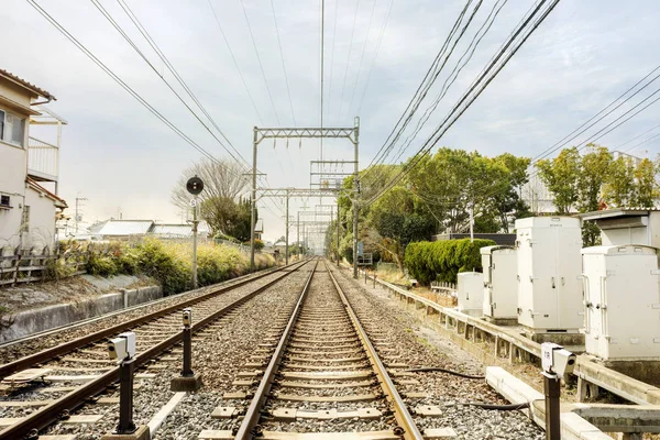 Perspektivní Pohled Kovu Kameniny Železnice Elektrorozvaděčů Kabel Pozadí Jasně Modré — Stock fotografie