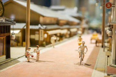Osaka, Japonya - 19 Şubat 2018: Closeup minyatür modeller 1800 's antik köy ve Japon halkı Osaka yaş sırasında günlük yaşamda. Tarih, Osaka, Japonya Osaka müzede göster.