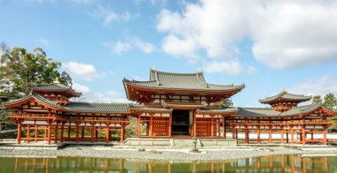 Parlak mavi gökyüzü bulutlu Byodoin Japon Budist Tapınağı salonu. Byodoin Tapınağı on yedi Japon Dünya Miras Unesco biridir. Bulunan Uji, Kyoto-Ken, Japonya.
