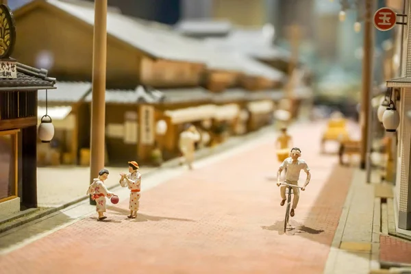 Osaka, Japonya - 19 Şubat 2018: Closeup minyatür modeller 1800 's antik köy ve Japon halkı Osaka yaş sırasında günlük yaşamda. Tarih, Osaka, Japonya Osaka müzede göster.