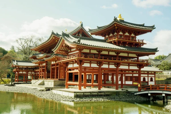 Perspektivní Pohled Byodoin Japonský Buddhistický Chrám Haly Jasně Modré Obloze — Stock fotografie