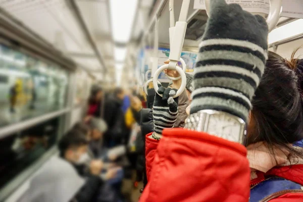 Mão Fio Luva Segurando Alça Loop Metrô Pessoas Embaçadas Fundo — Fotografia de Stock