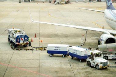Bangkok, Tayland 11 Şubat 2018: yeni havayolu yer Uçak yakıt ikmali ve kargo sepeti teslim Bagaj Bagaj uçak için yükleme yükleyici sepetine kullanarak personeli gen.
