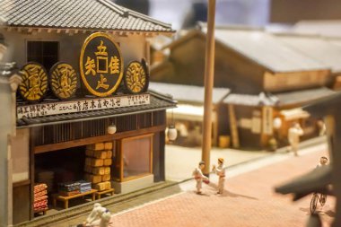 Osaka, Japonya - 19 Şubat 2018: Japon 1800 's antik köy ve Osaka yaş sırasında günlük yaşamda Japon halkı minyatür modeller antik dükkanı. Tarihin Osaka müzede göster.