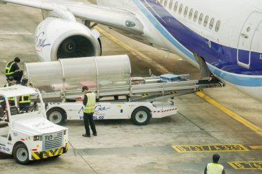 Bangkok, Tayland 11 Şubat 2018: kargo kullanarak yeni gen havayolu personeli teslim Bagaj Bagaj uçak için yükleme yükleyici sepetine sepeti.
