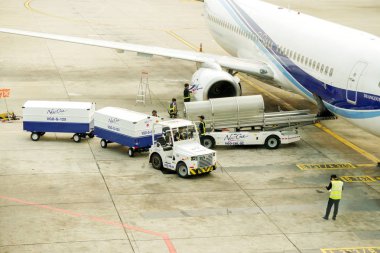 Bangkok, Tayland 11 Şubat 2018: kargo kullanarak yeni gen havayolu personeli teslim Bagaj Bagaj uçak için yükleme yükleyici sepetine sepeti.