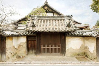 Parlak mavi gökyüzü altında Antik ve eski Japon Ev kapısı: Nara, Japan.