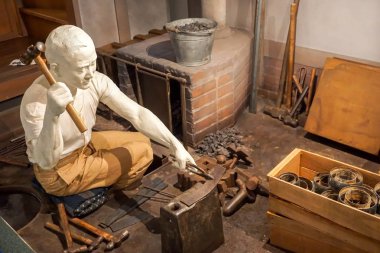 Osaka, Japonya, 19 Şubat 2018: Model Osaka müze tarih gösterisinde 1800 yılında Japon demirci